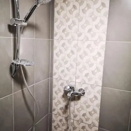 Apartament студиото е партер от жилищна сграда. център.
